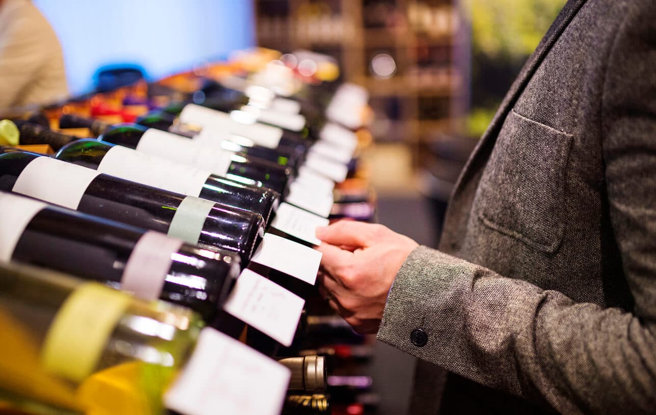 Weinkauf am Weinregal