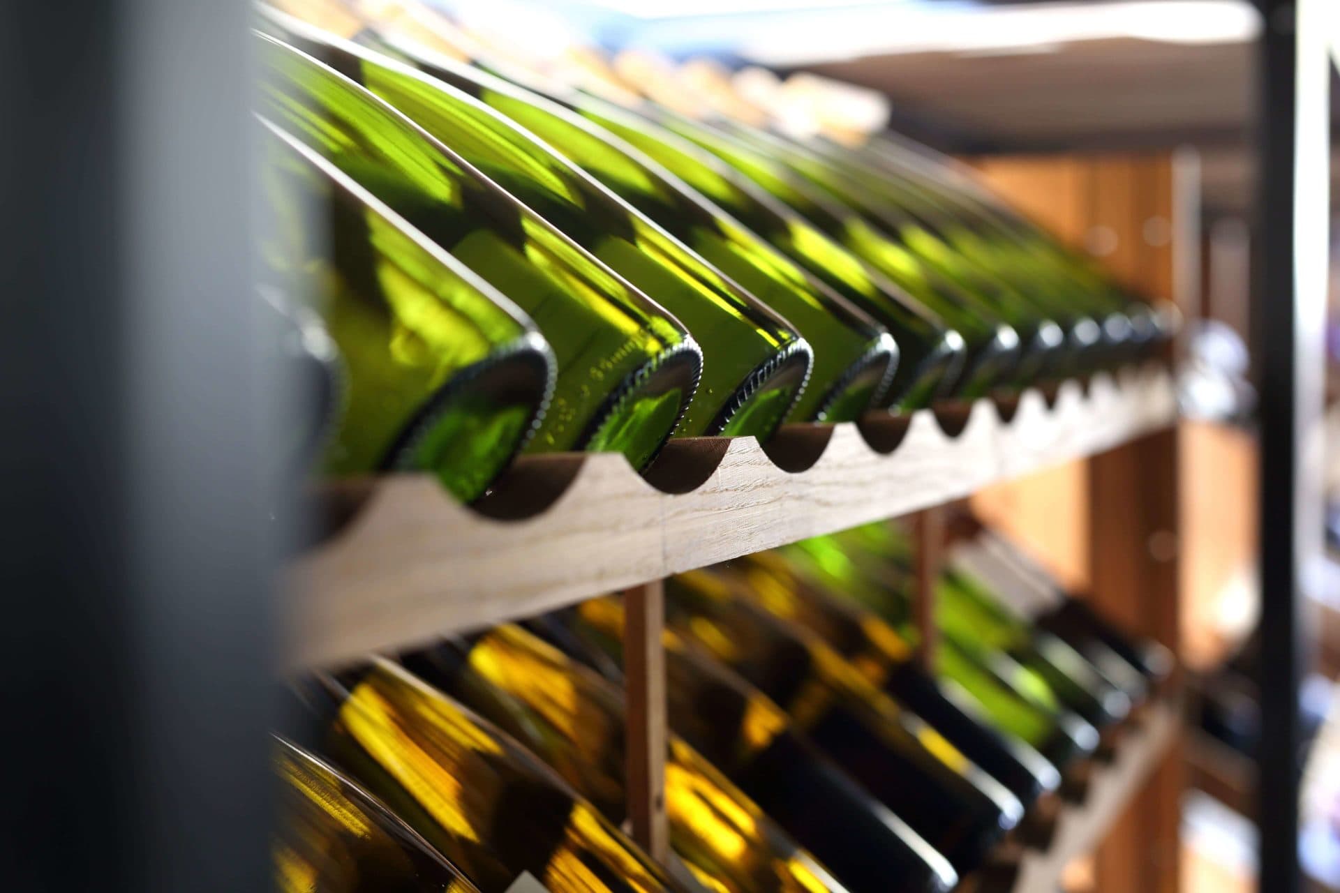 Weinlagerung im Weinregal