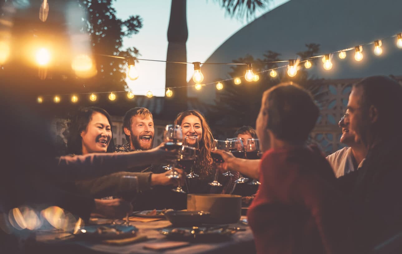 Eine Weinprobe Zuhause mit Freunden