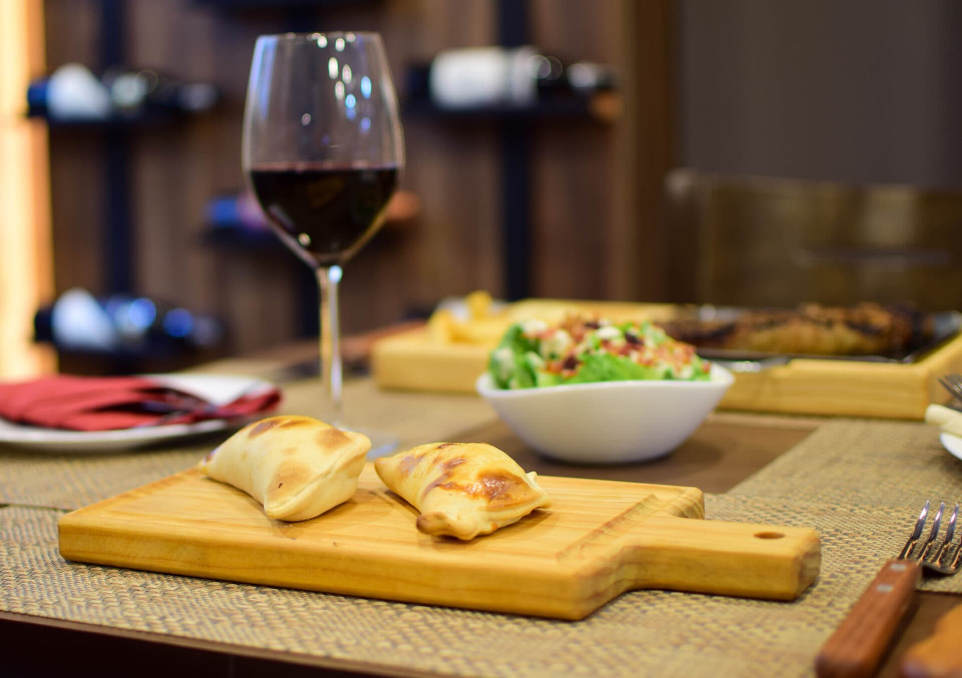 Argentinische Empanadas mit Wein